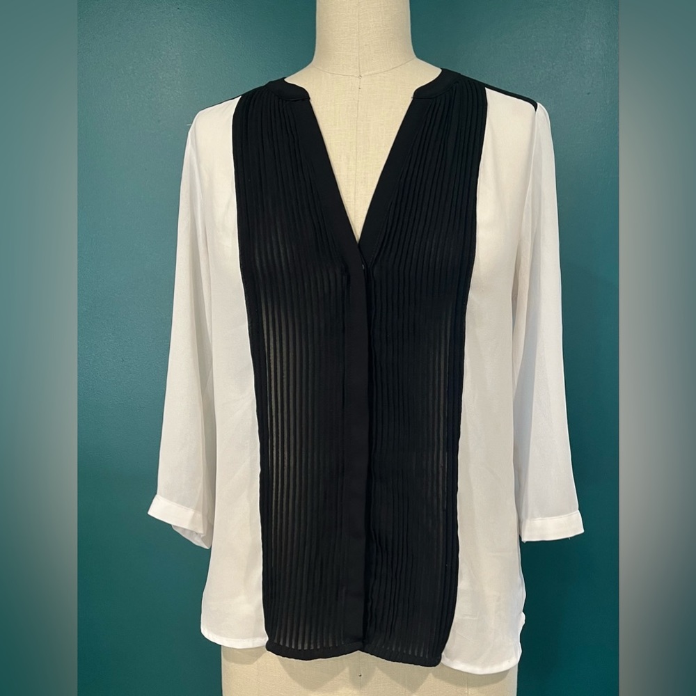 H&M pin tuck front black and white sheet chiffon buttonup blouse, sz 6